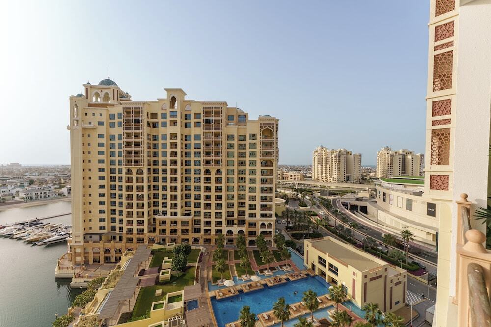 Дубай: Maison Privee - High-End Palm Apt w/ Picturesque Seafront Views
