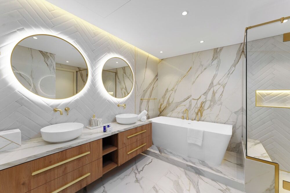 Дубай: Maison Privee - High-End Palm Apt w/ Picturesque Seafront Views