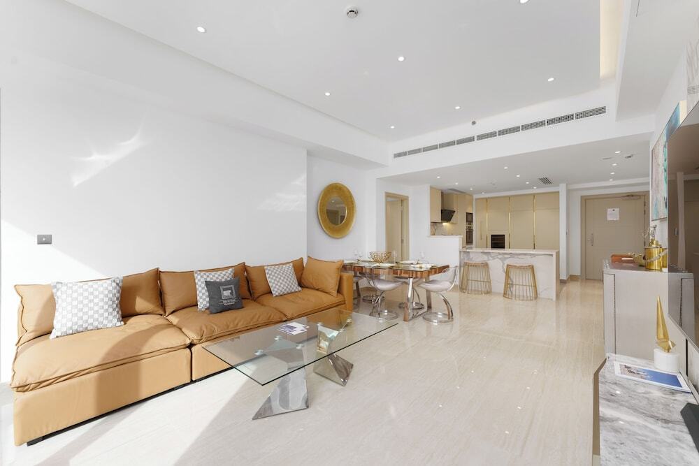 Дубай: Maison Privee - High-End Palm Apt w/ Picturesque Seafront Views