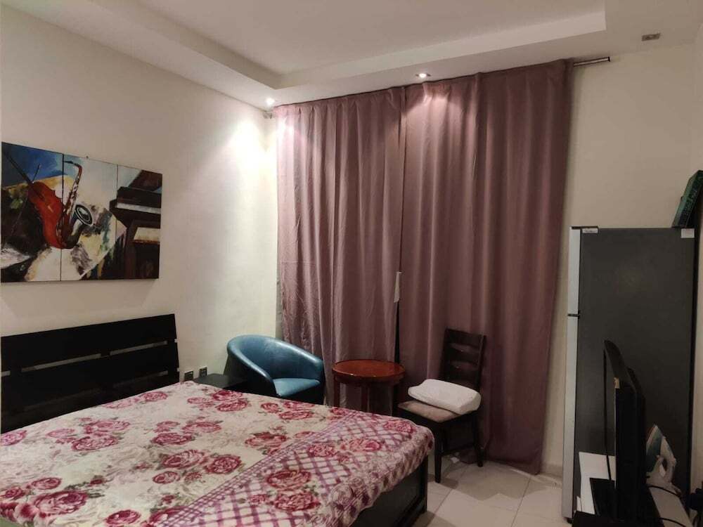 Дубай: Room in Apartment - Master Room In Skyview Tower Dubai Marina Huge Window