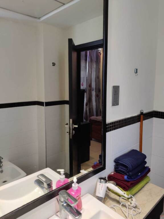 Дубай: Room in Apartment - Master Room In Skyview Tower Dubai Marina Huge Window