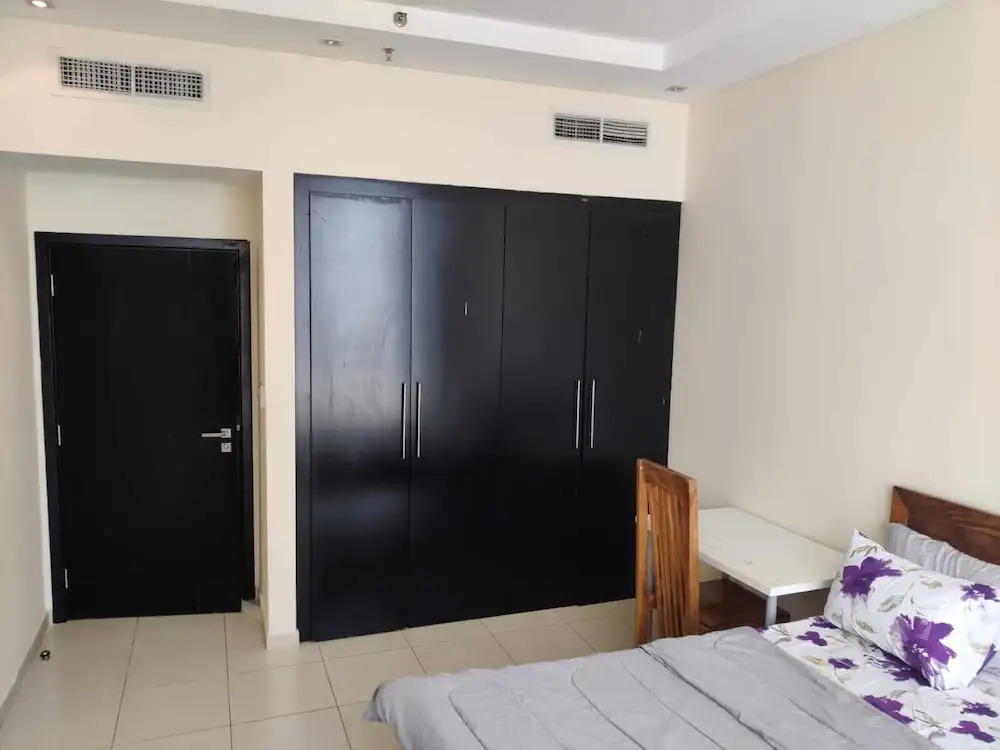 Дубай: Room in Apartment - Master Room In Skyview Tower Dubai Marina Huge Window