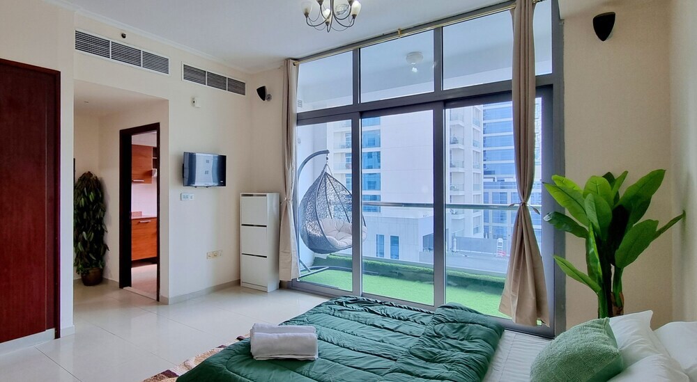 Дубай: Nice Studio Balcony N Pool View Marina