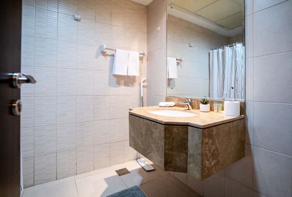 Дубай: Tanin - Luxurious and Contemporary Studio in JLT Cluster R