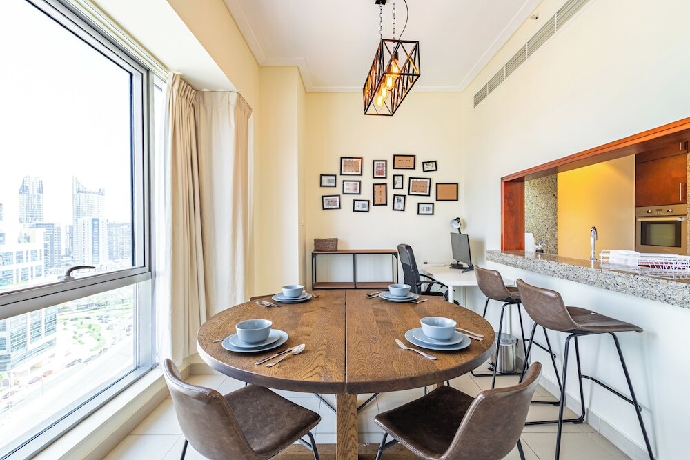 Дубай: SuperHost - Chic Downtown Living 1BR in Dubai's South Ridge 5