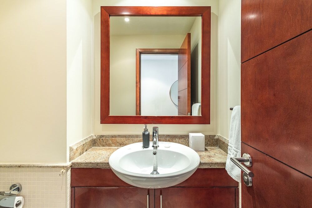Дубай: SuperHost - Chic Downtown Living 1BR in Dubai's South Ridge 5