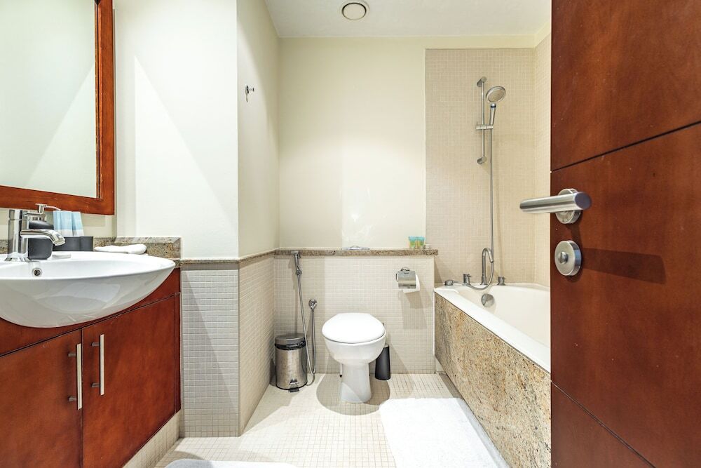 Дубай: SuperHost - Chic Downtown Living 1BR in Dubai's South Ridge 5