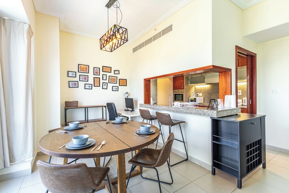 Дубай: SuperHost - Chic Downtown Living 1BR in Dubai's South Ridge 5