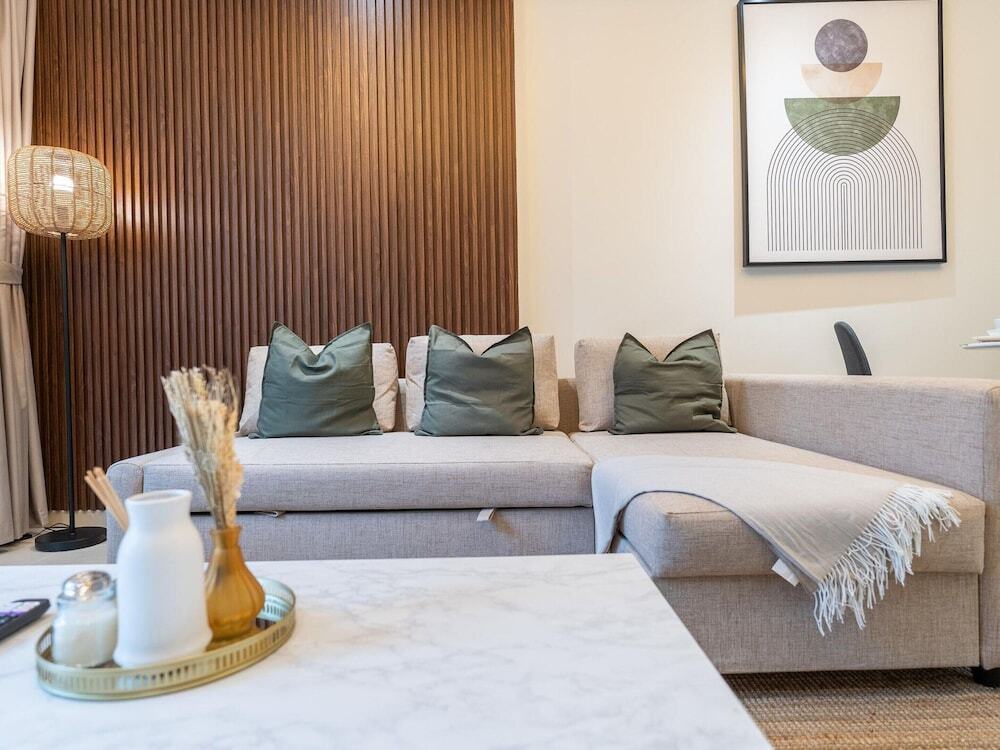Дубай: 2bed Chic Apt Burj Khalifa Gym/pool by Belvilla