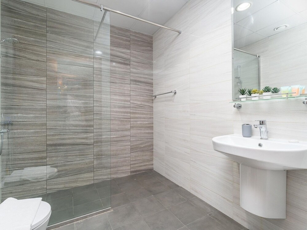 Дубай: 2bed Chic Apt Burj Khalifa Gym/pool by Belvilla