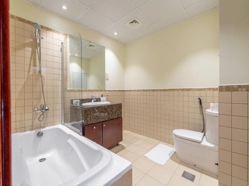 Дубай: 3BR City View in JBR Parking Pool by Belvilla
