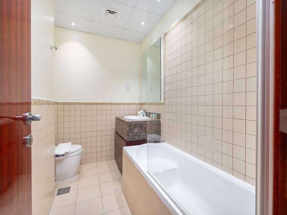 Дубай: 3BR City View in JBR Parking Pool by Belvilla
