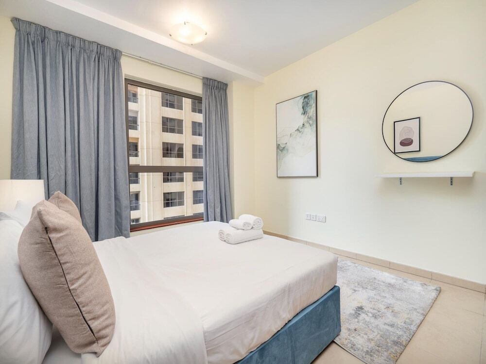 Дубай: 3BR City View in JBR Parking Pool by Belvilla