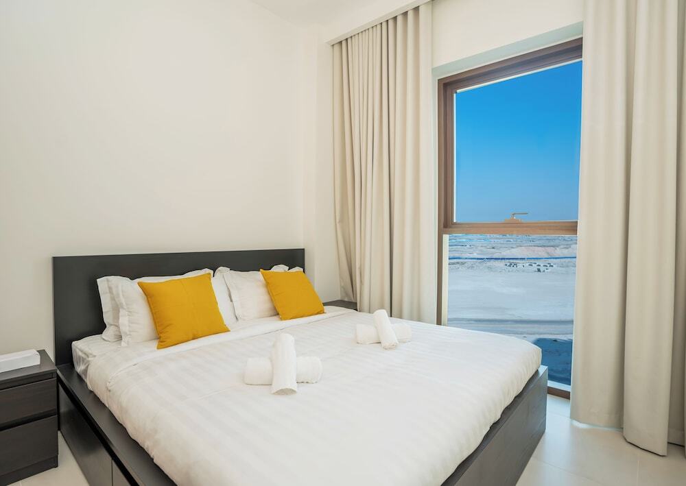Дубай: Tanin - Luxurious 5th Floor Retreat at Summer 3 CreekBeach