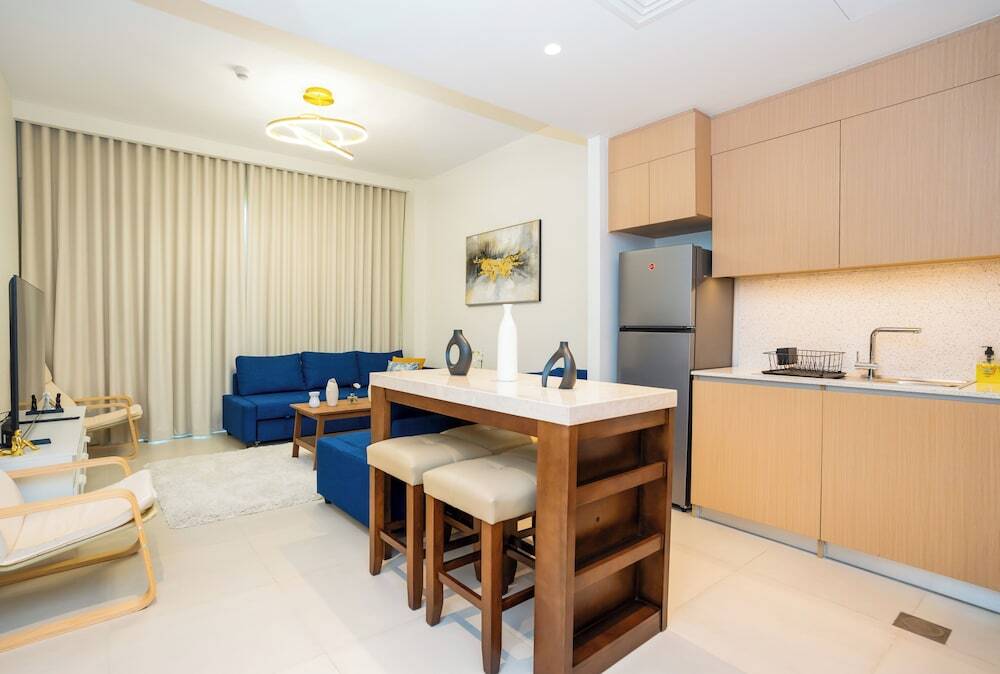 Дубай: Tanin - Luxurious 5th Floor Retreat at Summer 3 CreekBeach