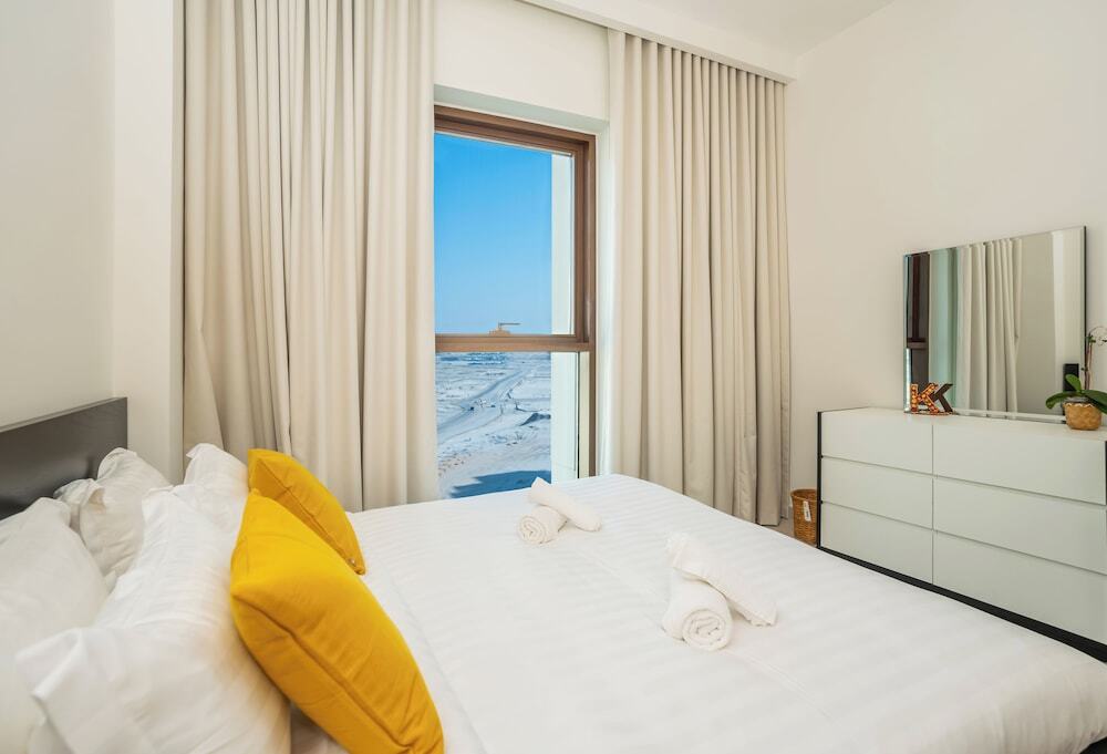 Дубай: Tanin - Luxurious 5th Floor Retreat at Summer 3 CreekBeach