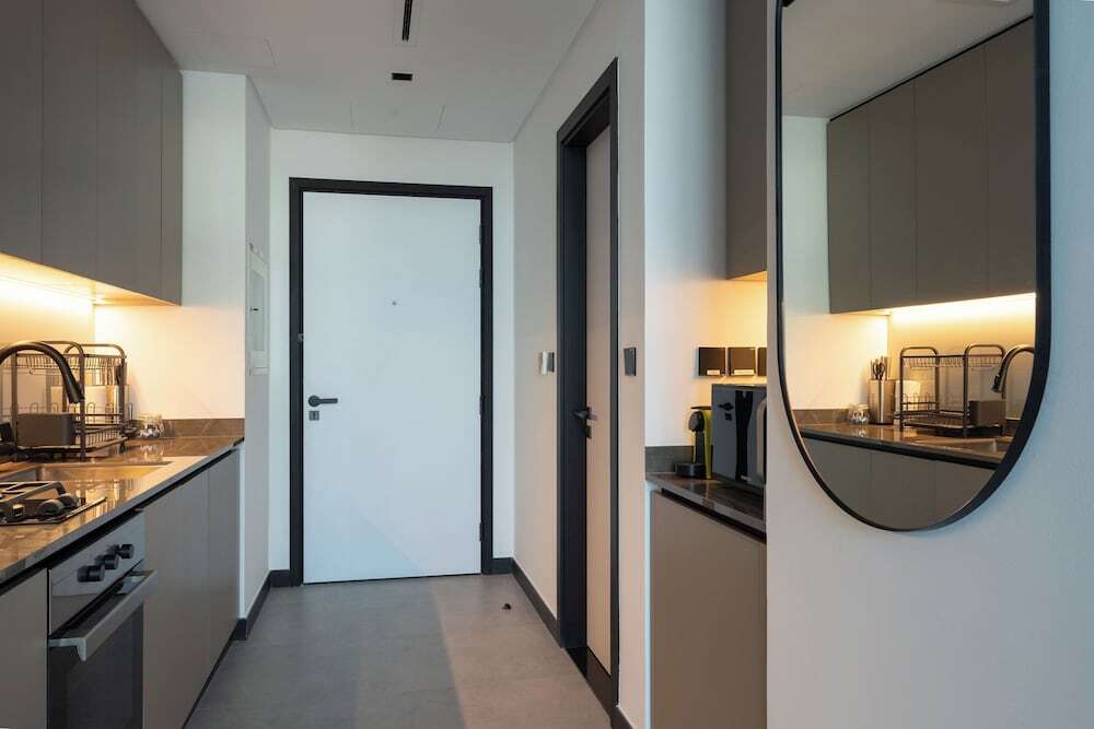 Дубай: Waves - Comfort and Style in a 21st-Floor Studio With View