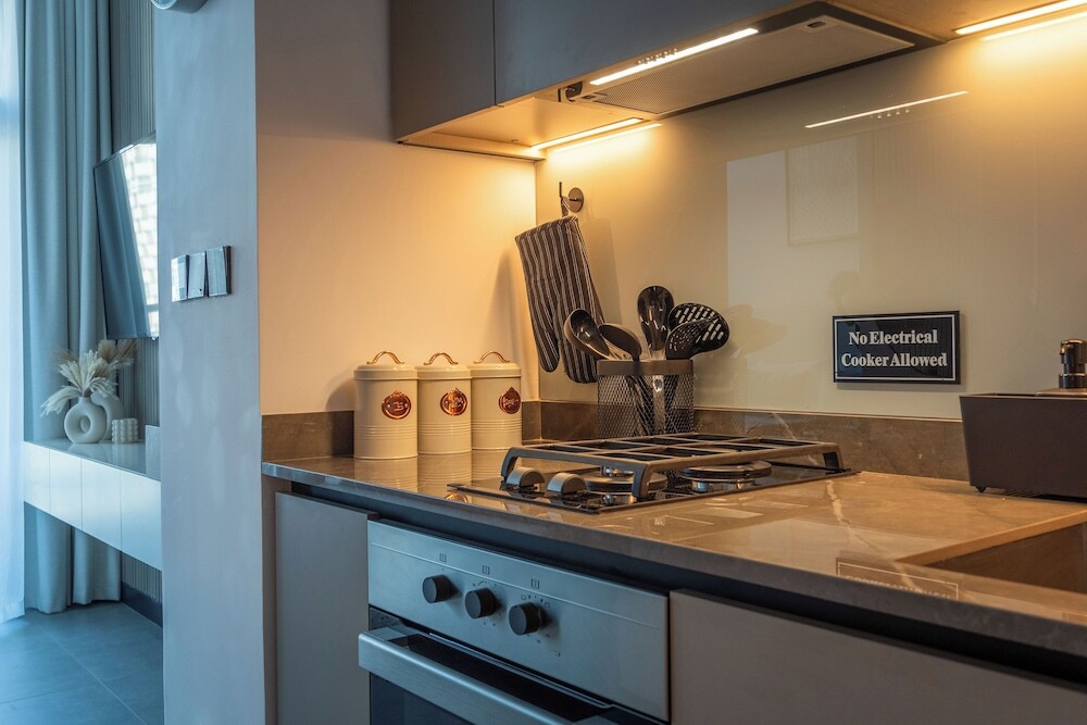 Дубай: Waves - Comfort and Style in a 21st-Floor Studio With View