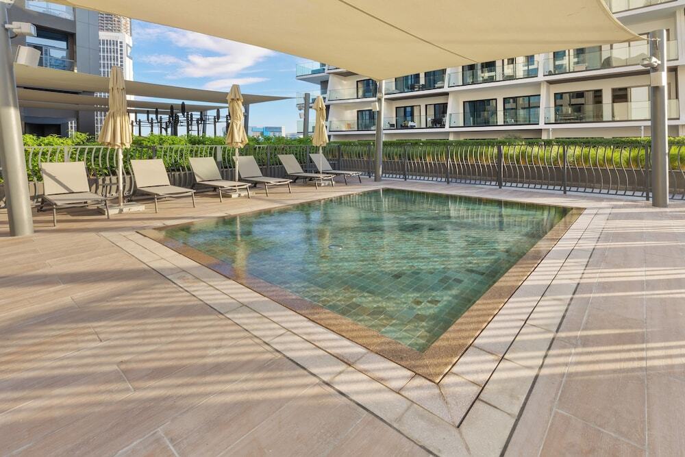 Дубай: Waves - Comfort and Style in a 21st-Floor Studio With View