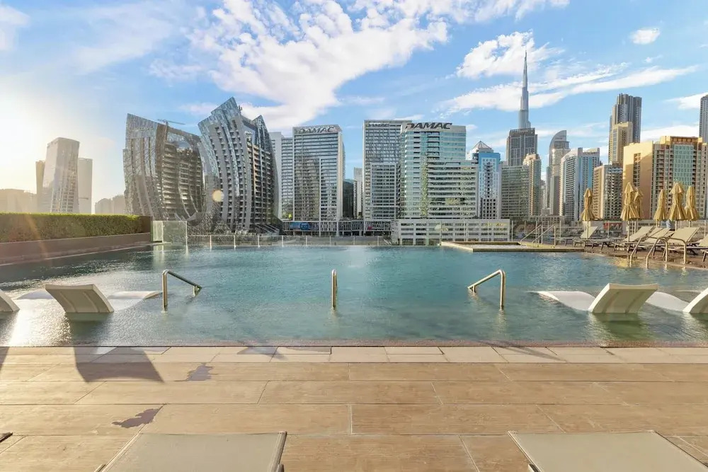 Дубай: Waves - Comfort and Style in a 21st-Floor Studio With View