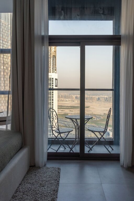 Дубай: Waves - Comfort and Style in a 21st-Floor Studio With View