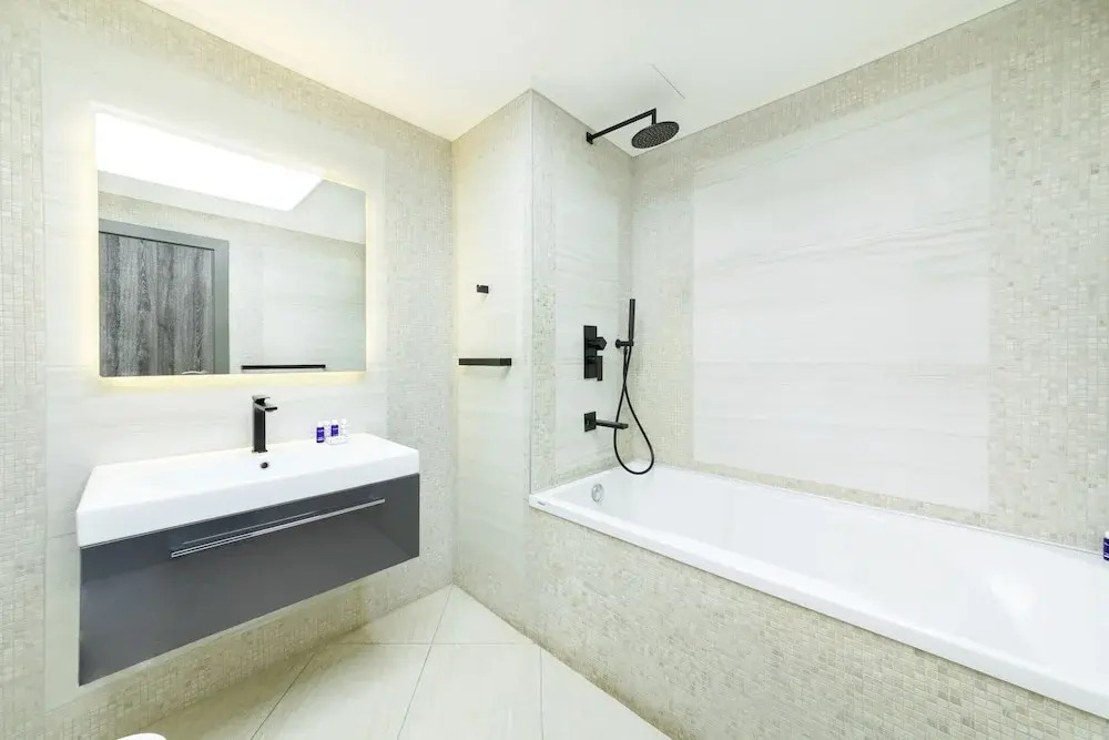 Дубай: Maison Privee - Beach Access Apt w/ Burj & Sea Views on The Palm