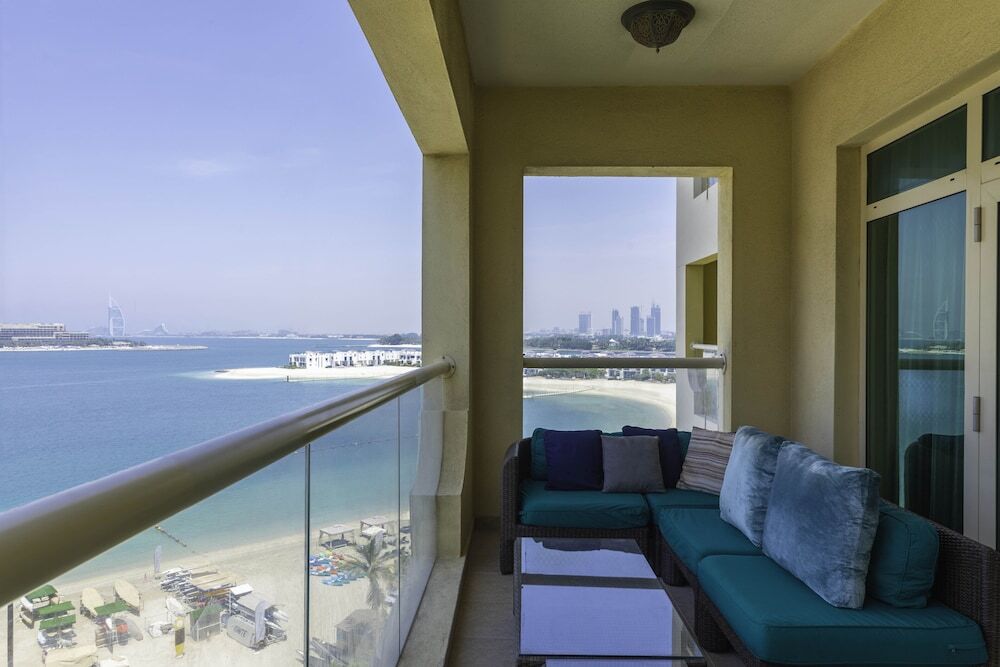 Дубай: Maison Privee - Beach Access Apt w/ Burj & Sea Views on The Palm