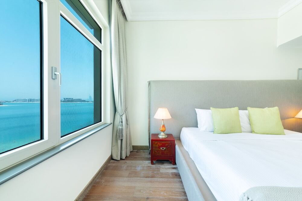 Дубай: Maison Privee - Beach Access Apt w/ Burj & Sea Views on The Palm