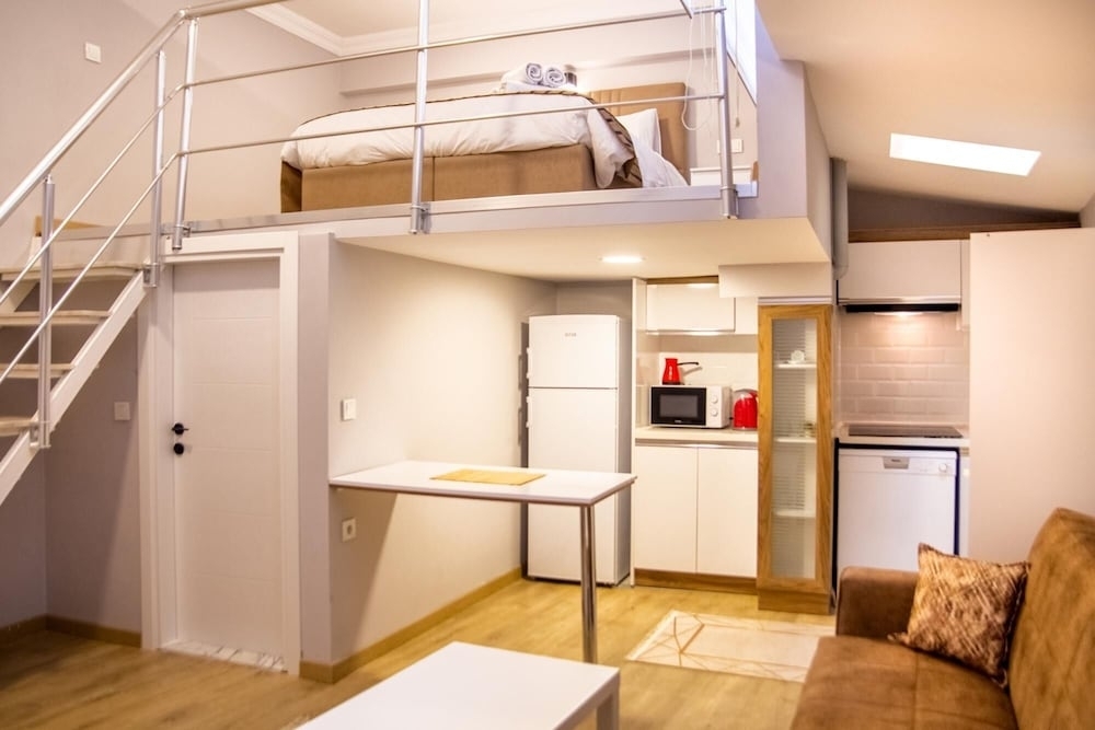 Измир: Centrally Located Fully Furnished Flat in Konak