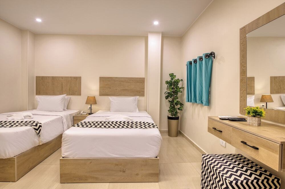 Гиза: The Gate Hotel Front Pyramids & Sphinx View