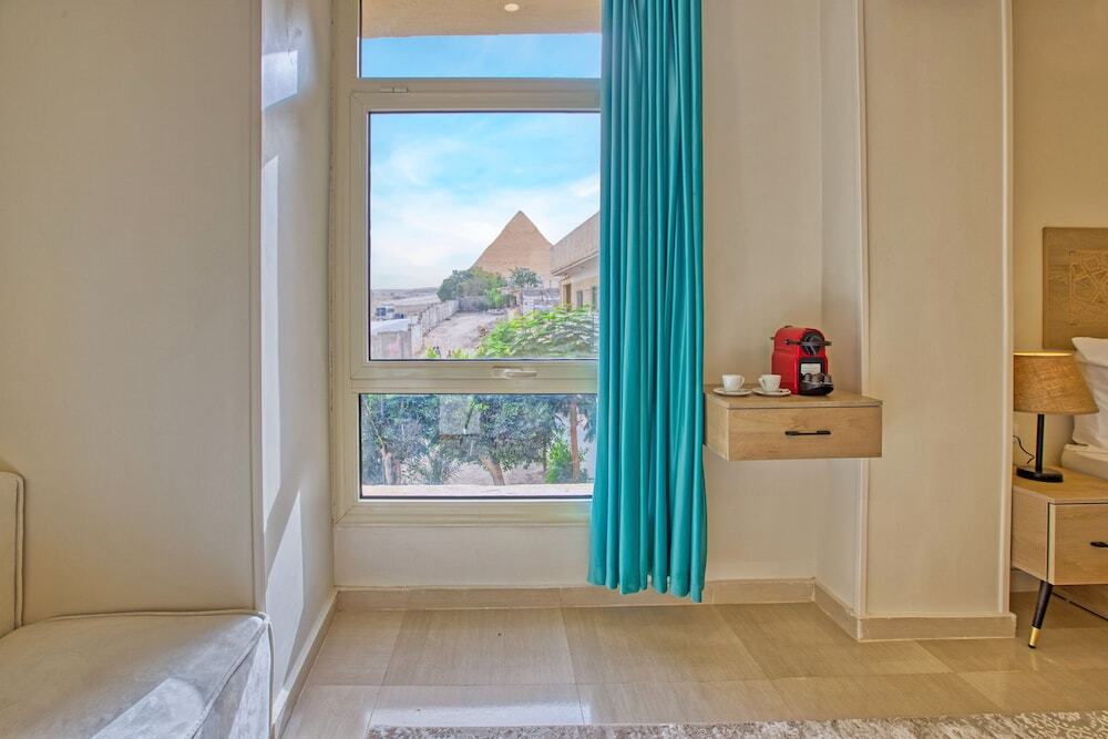 Гиза: The Gate Hotel Front Pyramids & Sphinx View