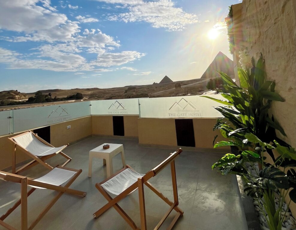 Гиза: The Gate Hotel Front Pyramids & Sphinx View