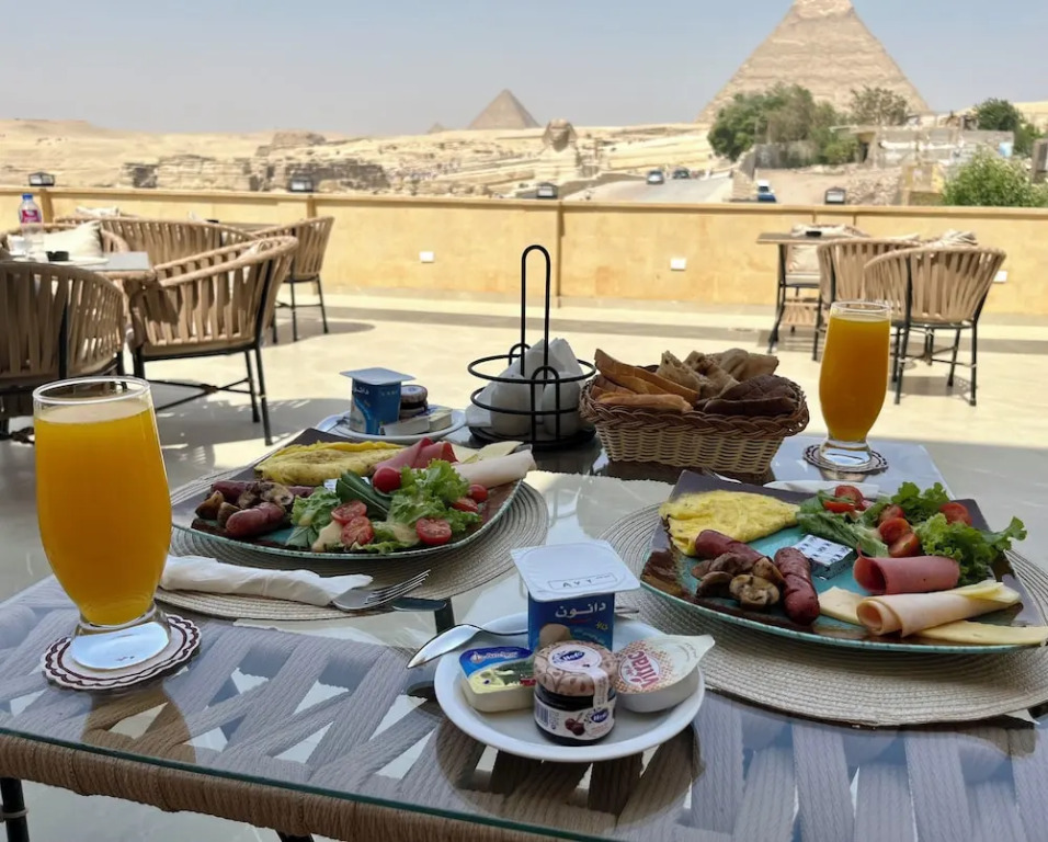 Гиза: The Gate Hotel Front Pyramids & Sphinx View