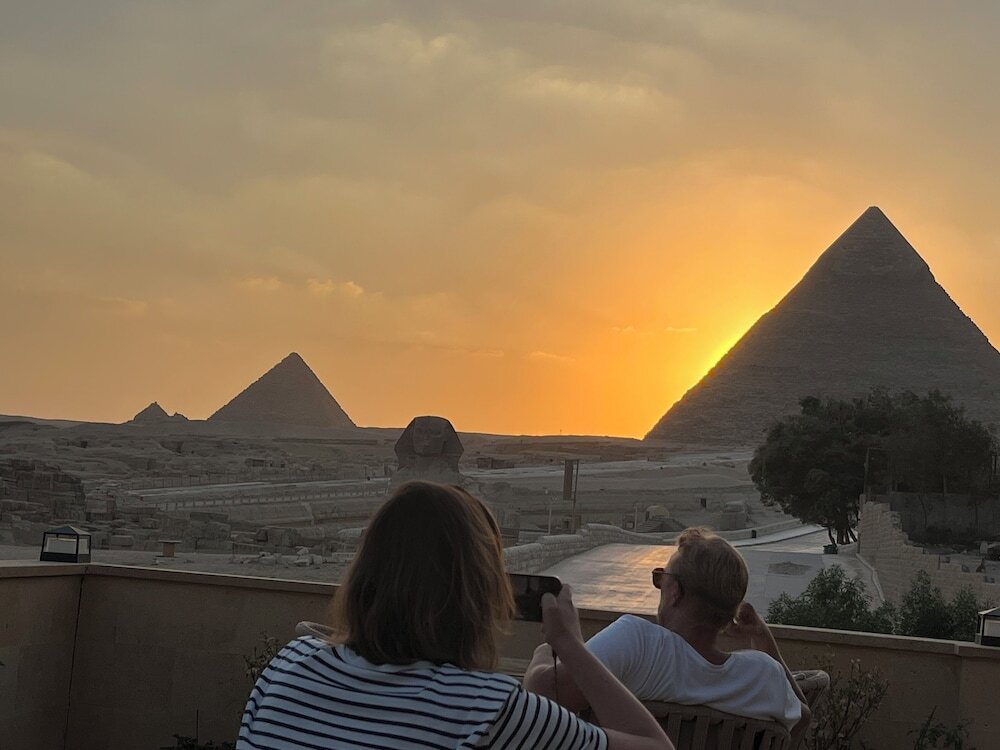 Гиза: The Gate Hotel Front Pyramids & Sphinx View
