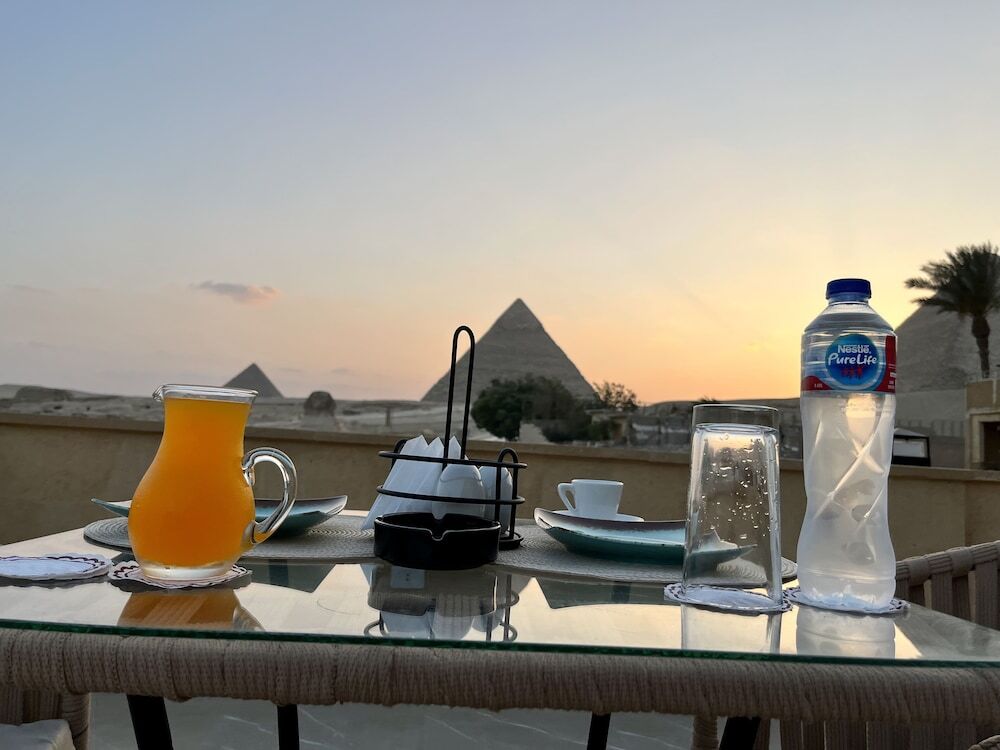 Гиза: The Gate Hotel Front Pyramids & Sphinx View