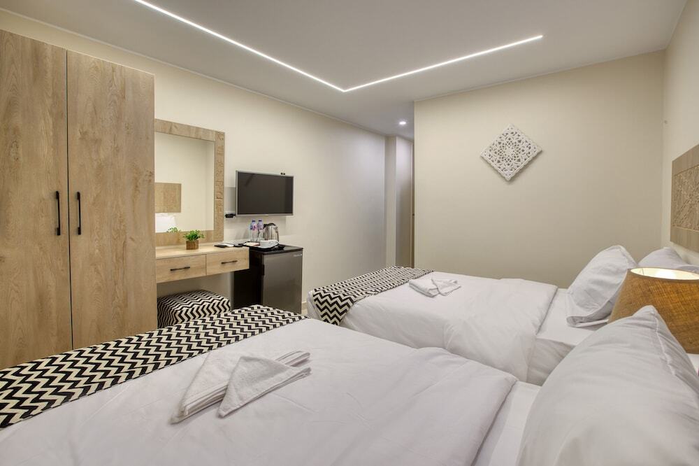 Гиза: The Gate Hotel Front Pyramids & Sphinx View