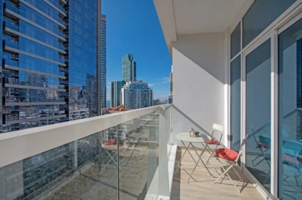 Дубай: Cozy 1BR with balcony sea view
