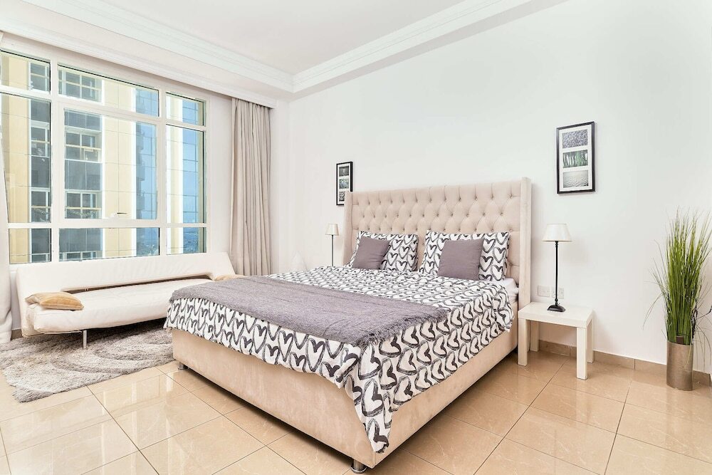 Дубай: Cozy 1BR apartment Marina Crown