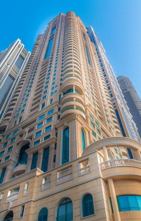 Дубай: Cozy 1BR apartment Marina Crown