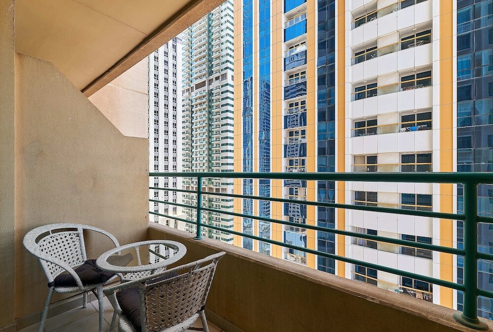 Дубай: Cozy 1BR apartment Marina Crown