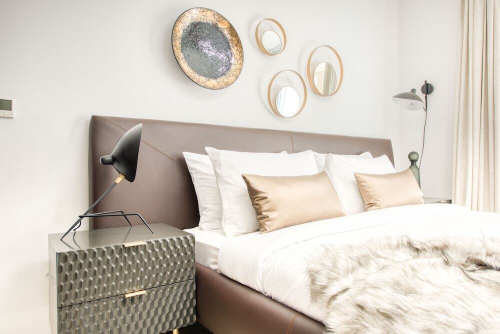 Дубай: Maison Privee - Radiant Urban Retreat with Iconic Burj Khalifa Vws