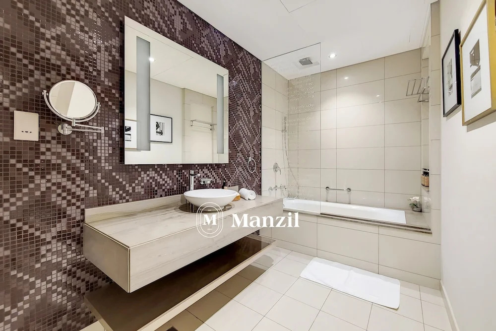 Дубай: Manzil - Cozy 1BR in Paramount w Burj Khalifa View