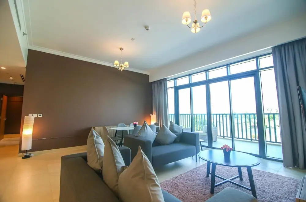Дубай: Golf Course Views 3BR Vida Hills Weekly Cleaning