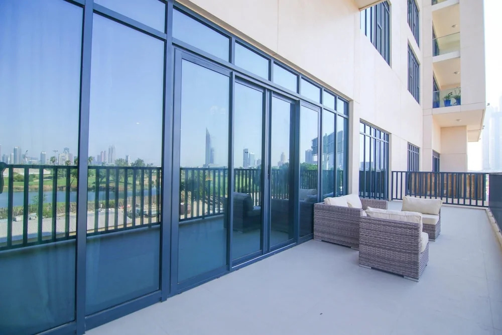 Дубай: Golf Course Views 3BR Vida Hills Weekly Cleaning