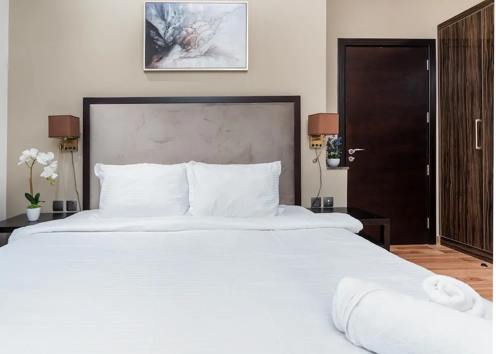Дубай: Whitesage - Elegant Apartment With Balcony in Downtown