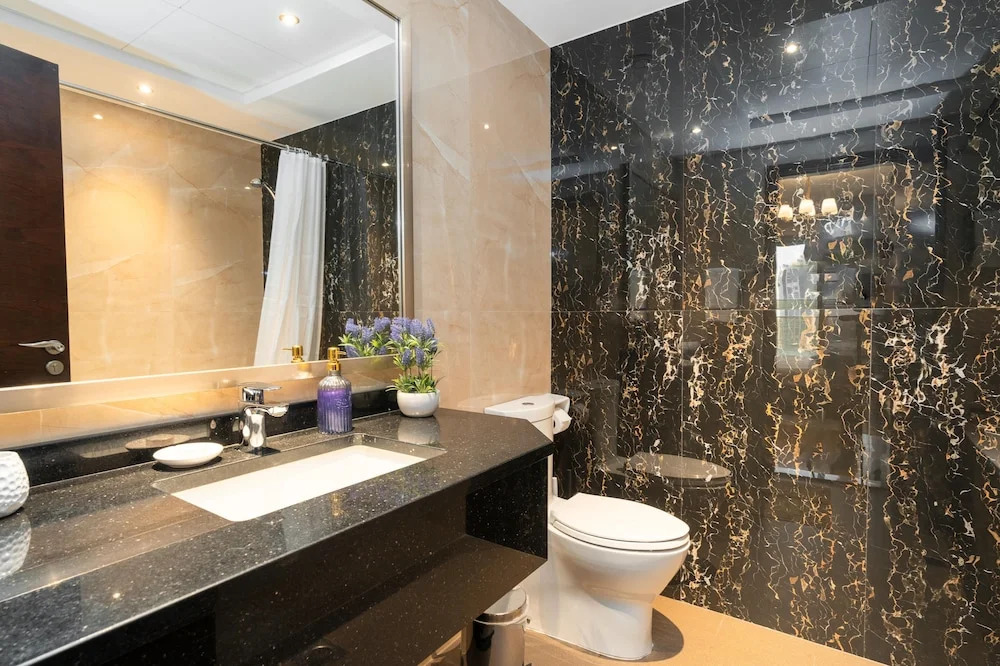 Дубай: Whitesage - Elegant Apartment With Balcony in Downtown