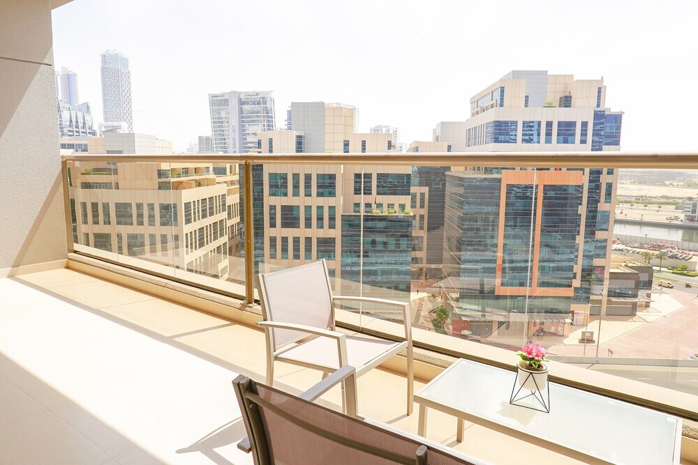 Дубай: Whitesage - Elegant Apartment With Balcony in Downtown
