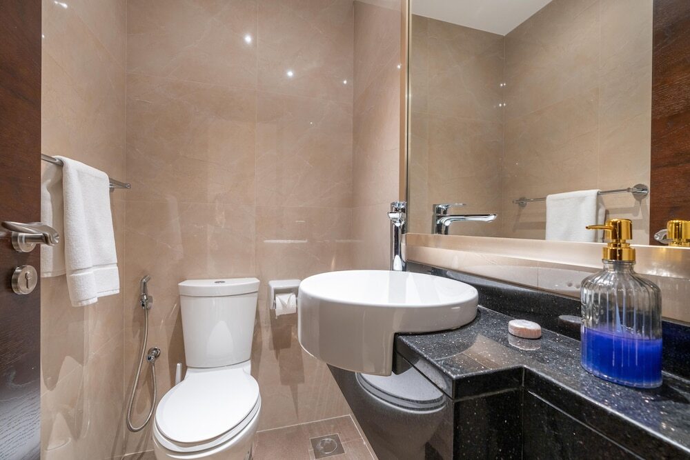 Дубай: Whitesage - Elegant Apartment With Balcony in Downtown