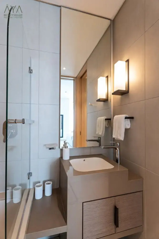 Дубай: Aya - Canal View From this 1BR in Jumeirah Gate Tower 1
