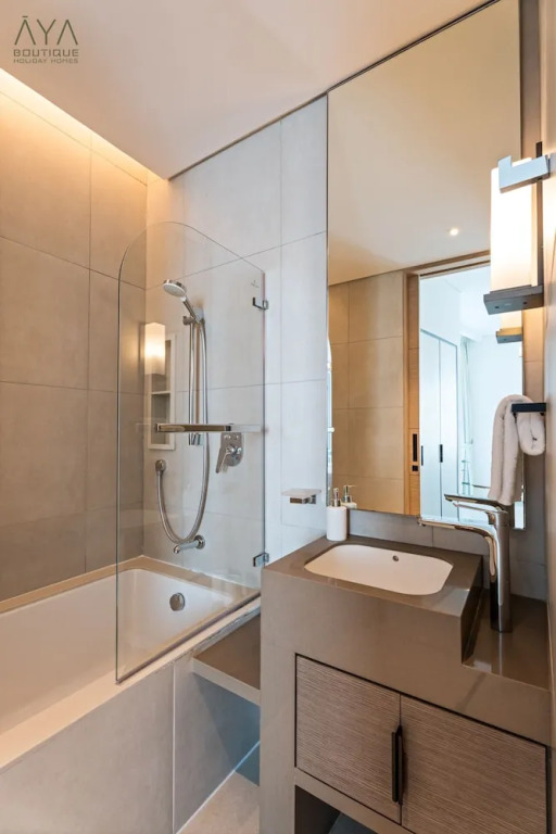 Дубай: Aya - Canal View From this 1BR in Jumeirah Gate Tower 1